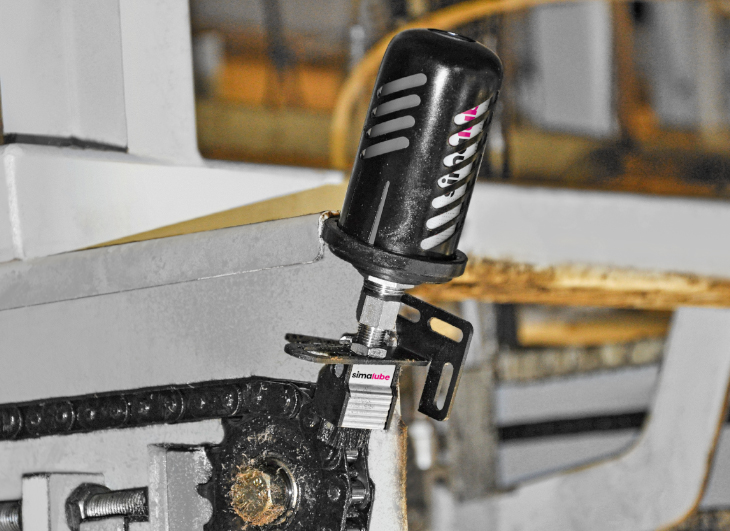 The simalube 125ml lubricator permanently lubricates the drive chain of a conveyor system for up to one year.