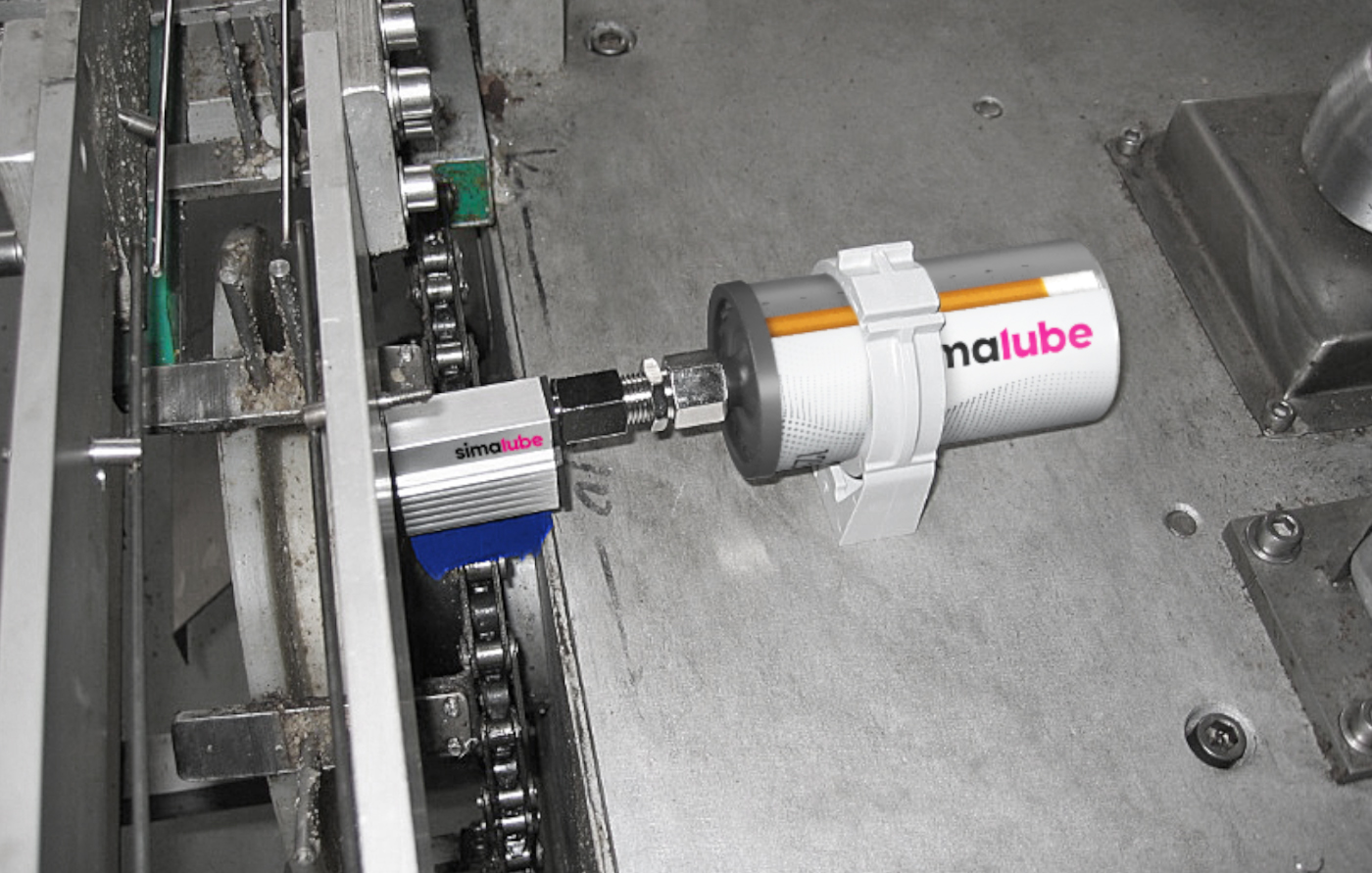 The simalube lubricator lubricates a drive chain of a conveyor belt with a blue flat brush, specially developed for the food industry.
