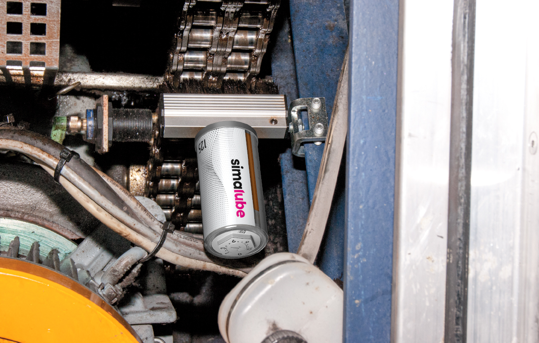 The simalube lubricator automatically oils the drive chain of an escalator for up to one year and cleans it at the same time.
