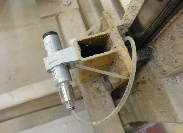 The smallest simalube lubricator lubricates a linear guide in a paint shop via a hose.