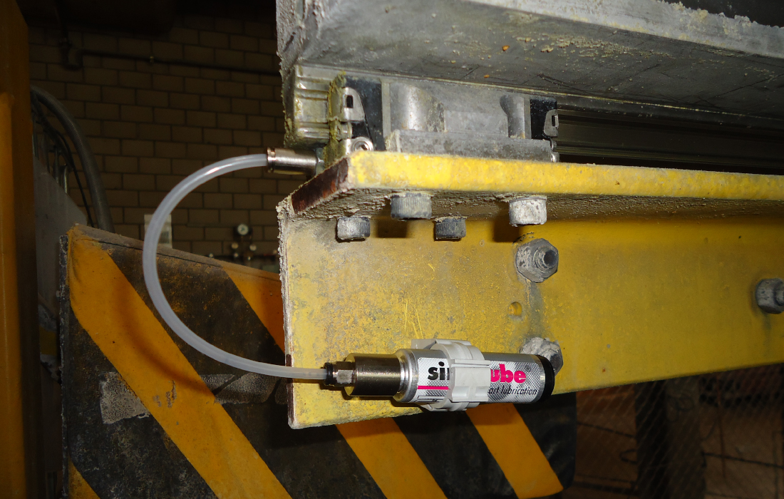The world's smallest lubricator, simalube 15ml, automatically lubricates a sliding guide up to the year.