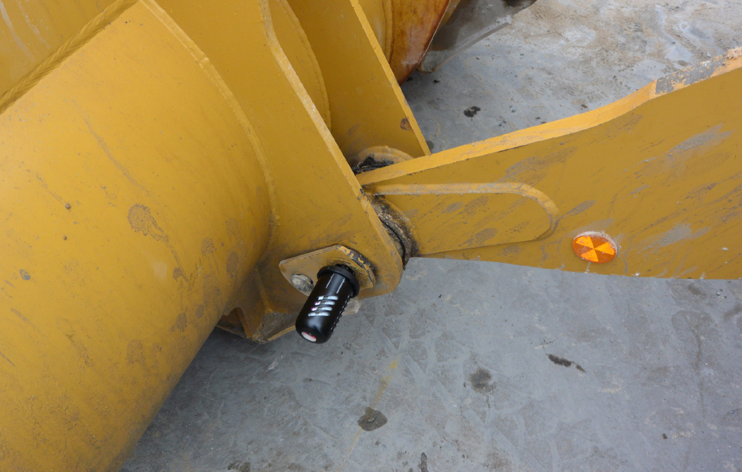 The simalube lubricator 125ml automatically and continuously lubricates the bucket joint of a wheel loader for up to one year.