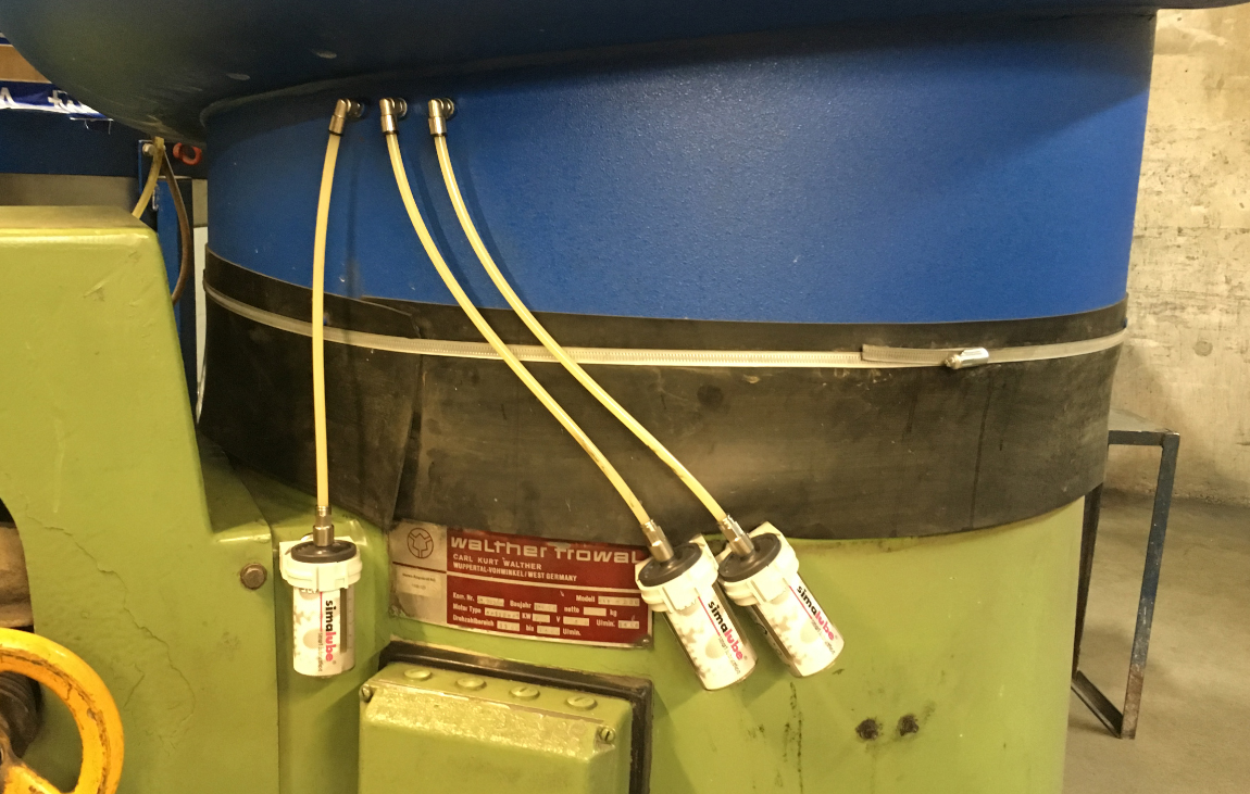 Three simalube lubricators 125ml automatically lubricate the lubrication points via a hose.