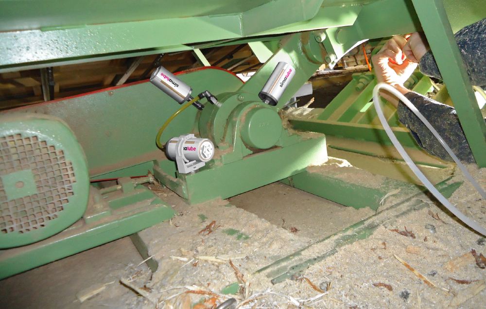 A vibrating chute is continuously supplied with lubricant.