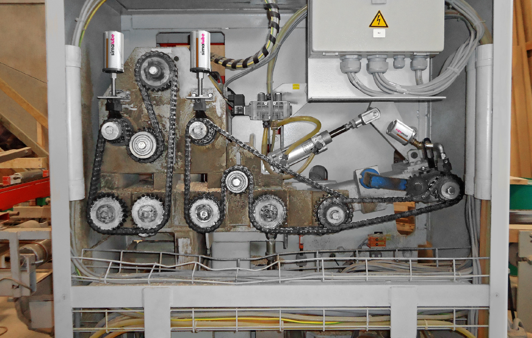 The chains of a cross-cut system are permanently lubricated with simalube lubricators and cleaned at the same time.
