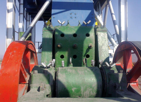 Several simalube lubricators continuously lubricate a jaw crusher.