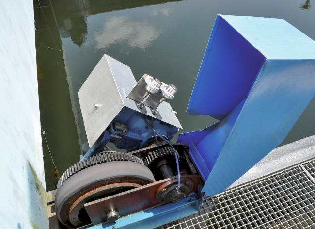 simalube automatically and continuously lubricates the bearings of a secondary clarifier.