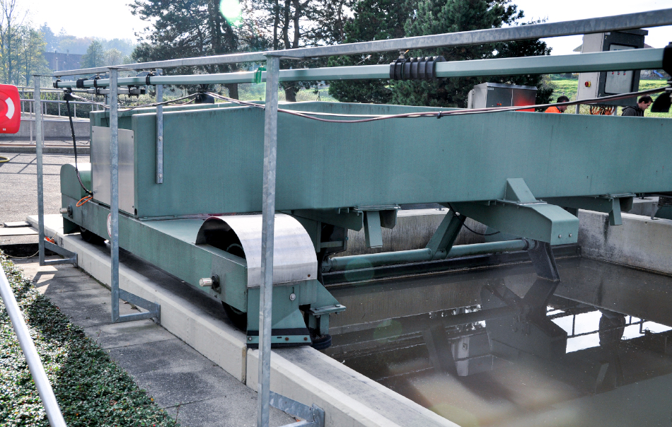 Automatic bearing lubrication with simalube on a basin scraper.