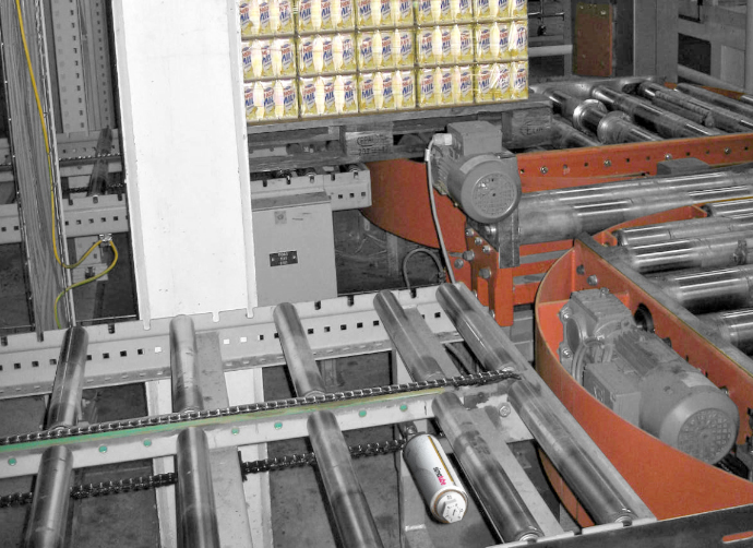 The chain of a pallet conveyor belt is oiled with simalube.