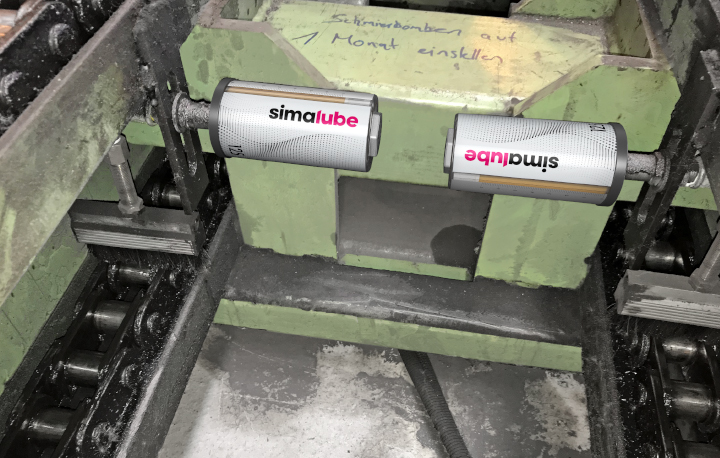 The simalube incl. brushes lubricates and cleans a chain conveyor at the same time.