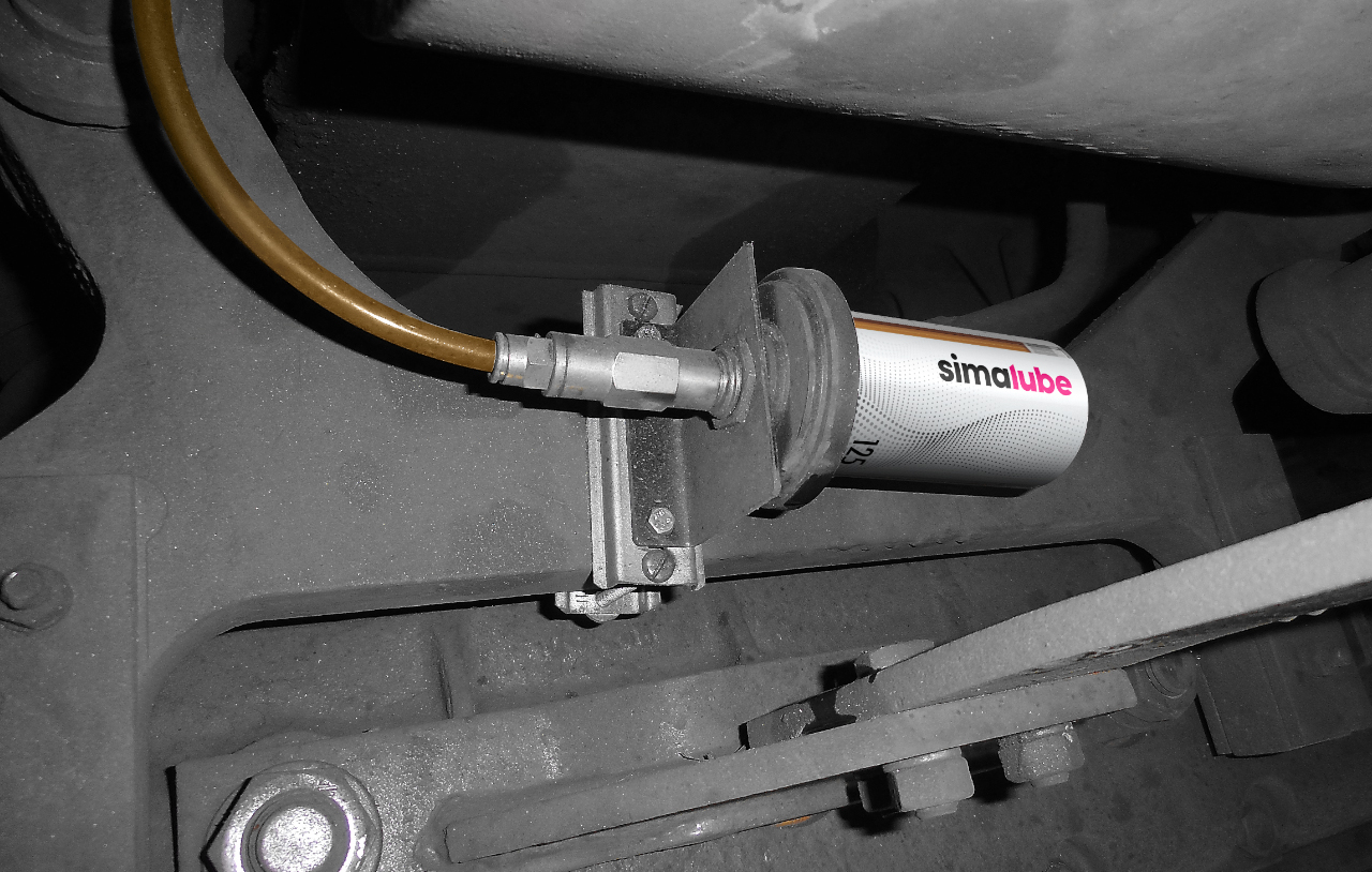 The simalube lubricator 125ml lubricates the chassis of a low-floor tram constantly and automatically during 365 days.