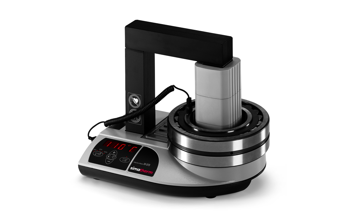 The simatherm IH 070 induction heater heats a medium-sized deep groove ball bearing over the coil. The target temperature is set to 110 °C. 