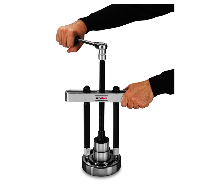 simatool Bearing Puller BP 160 pulls a deep groove ball bearing off a shaft. The ball adapters of the puller rod are inserted in the bearing race.